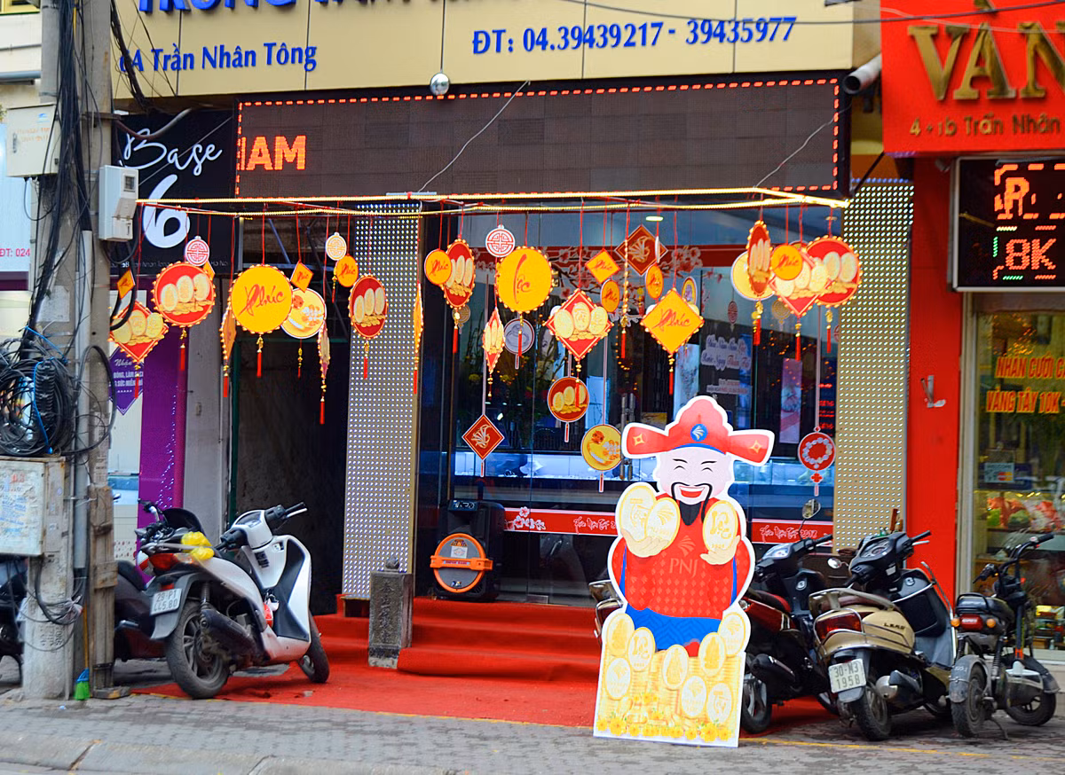 PNJ giới thiệu miếng vàng ép vỉ hình tượng chó và tượng chó bằng vàng.