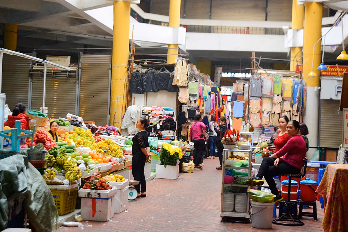 Nhiều người mở hàng chỉ để lấy ngày và phải ngồi chờ khách.
