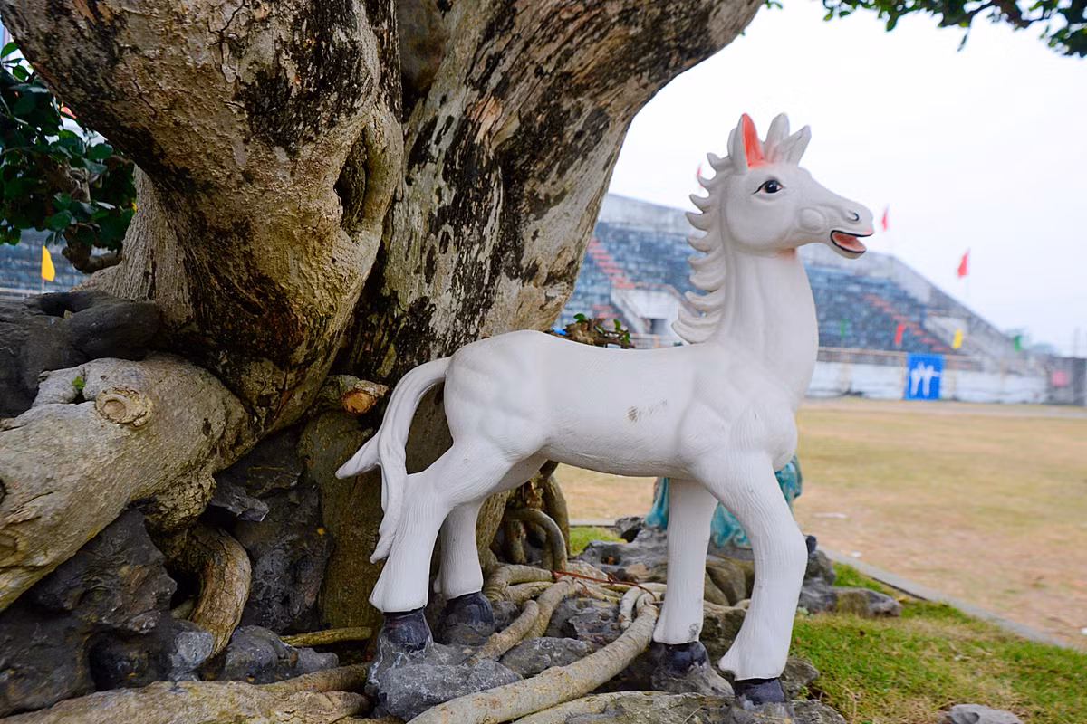 Dưới thân cân có tiểu cảnh là một chú bạch mã...