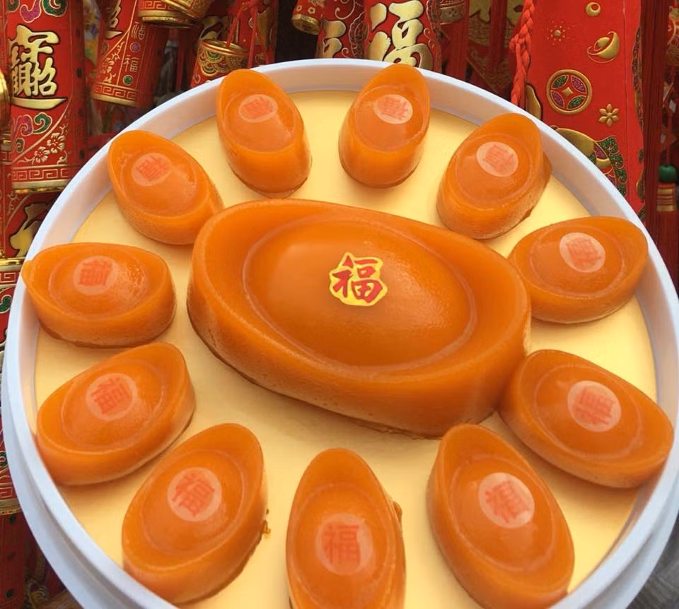 Điển hình như loại bánh dành riêng cho ngày vía Thần Tài hiện được rao bán với giá 70.000 đồng/hộp 10 bánh. Ảnh: FB Hà Thu Chu.