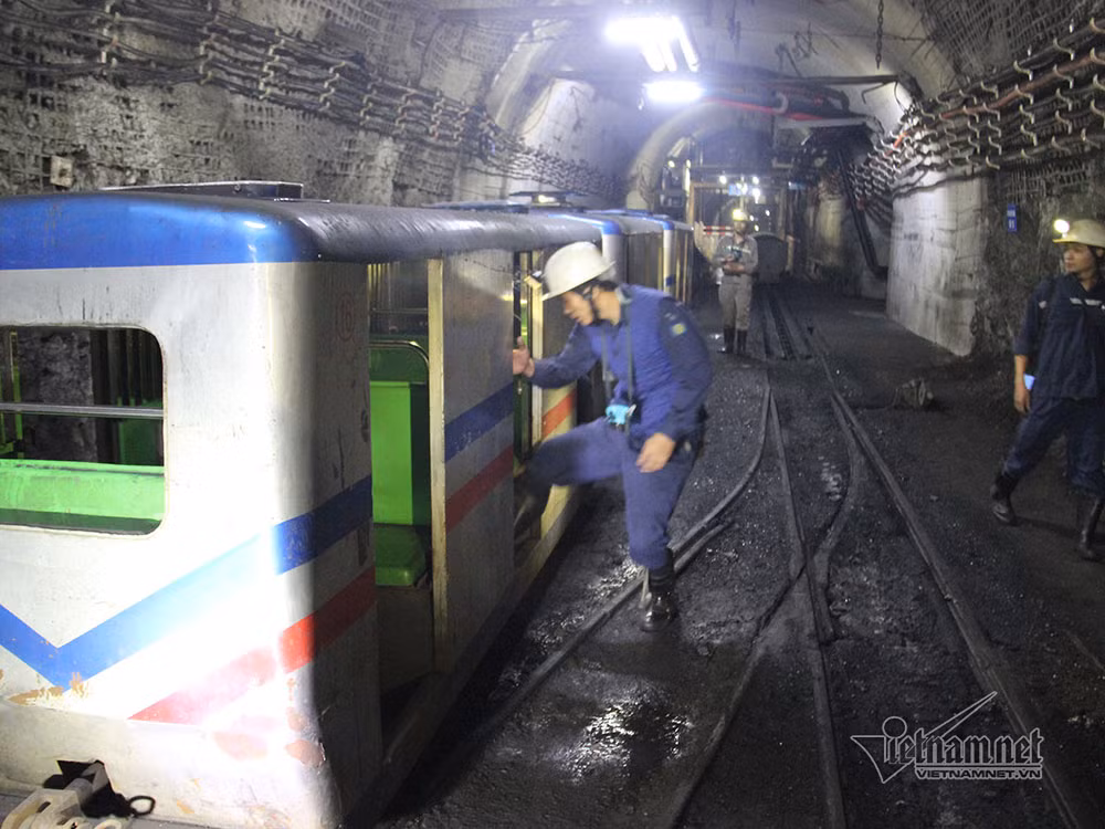 Tàu máy kéo đưa công nhân di chuyển tới khu làm việc