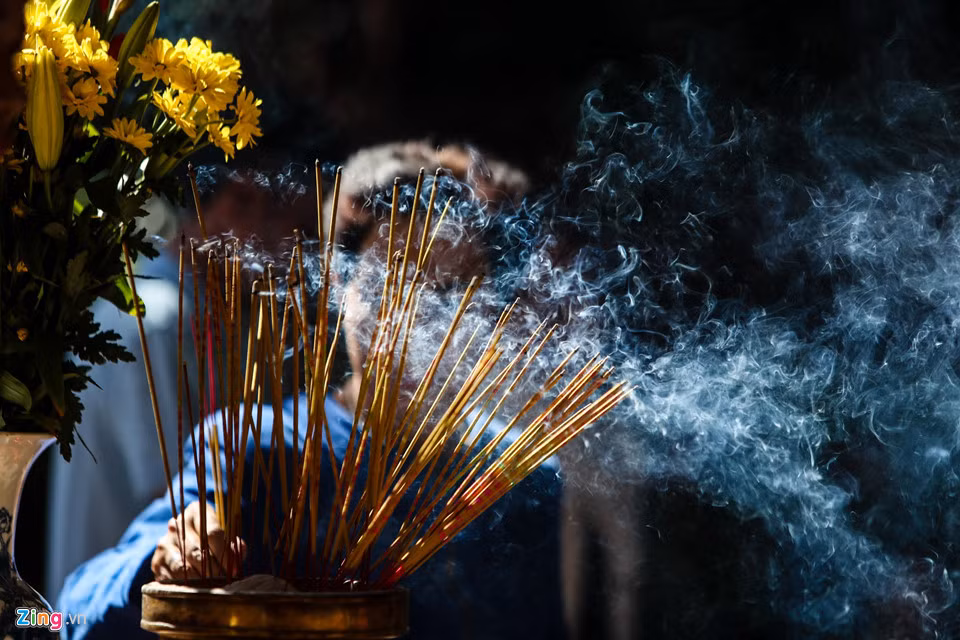 Chùa có quy định mỗi người chỉ thắp một cây nhang nhưng do quá đông khách viếng nên cả không gian chùa luôn ngập trong khói hương.