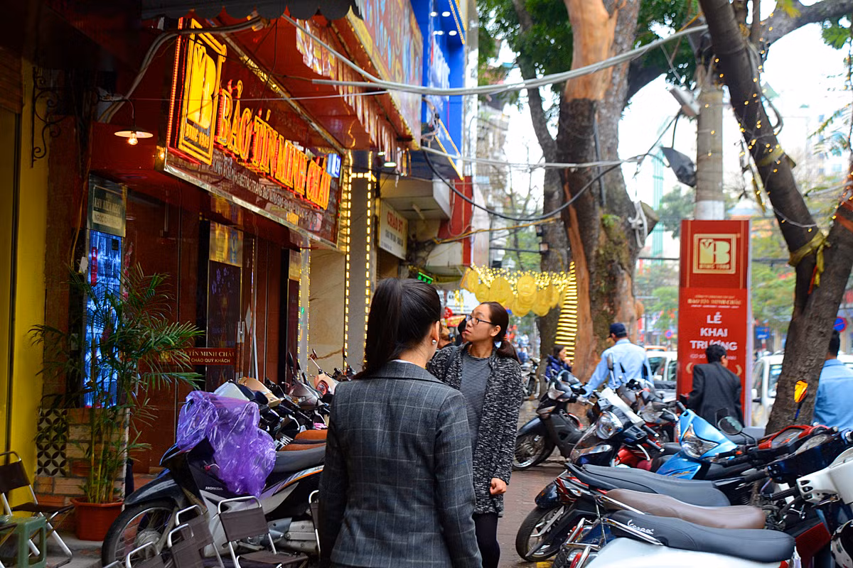 Nhiều doanh nghiệp đưa ra các sản phẩm đồng vàng kim tuất cầu may, kim tuất chiêu tài, thần tài đại phất, đồng vàng kim ngân tài... các sản phẩm vàng mỹ nghệ mạ vàng nano Phúc Lộc Thọ, bộ Tứ linh, cá chép, thuyền buồm, 12 con giáp...