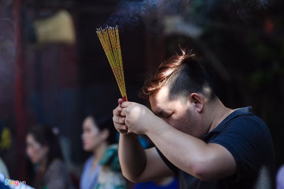 Một vài người vẫn theo thói quen thắp cả bó, nhưng chỉ có thể thắp bên ngoài, khi vào chánh điện sẽ bị yêu cầu bỏ lại để bảo đảm an toàn tránh cháy nổ, cũng như gây ngạt không khí.