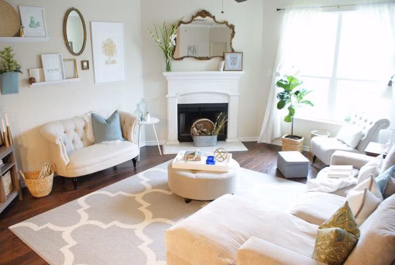 Đặt thêm một tấm thảm dưới bàn cà phê, những chiếc đệm dày, đầy màu sắc cho ghế ngồi bạn sẽ có một không gian hoàn toàn mới mẻ và ấm áp.