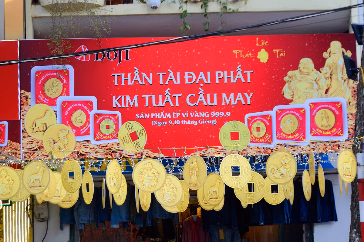 Công ty này trang trí khá cầu kỳ cho ngày Vía thần tài.