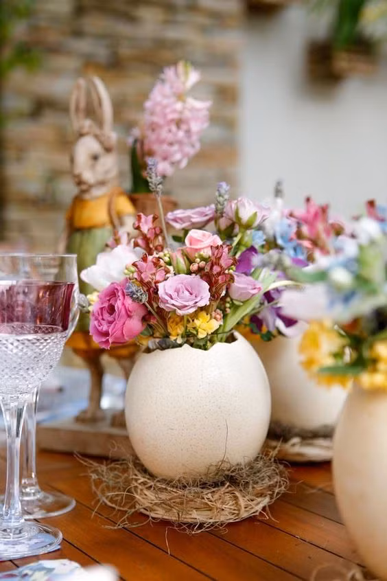 Để bình hoa vỏ trứng được xinh, bạn nên chọn các loại hoa có kích thước to và có độ xòe. Ảnh: casavogue.globo.com.