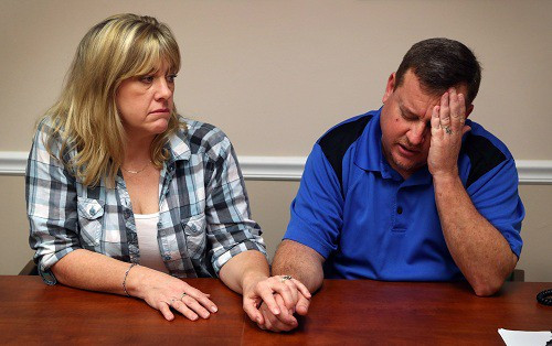 Ông bà Snead, người đưa Cruz về nhà chăm sóc sau khi mẹ nuôi của y qua đời năm ngoái.