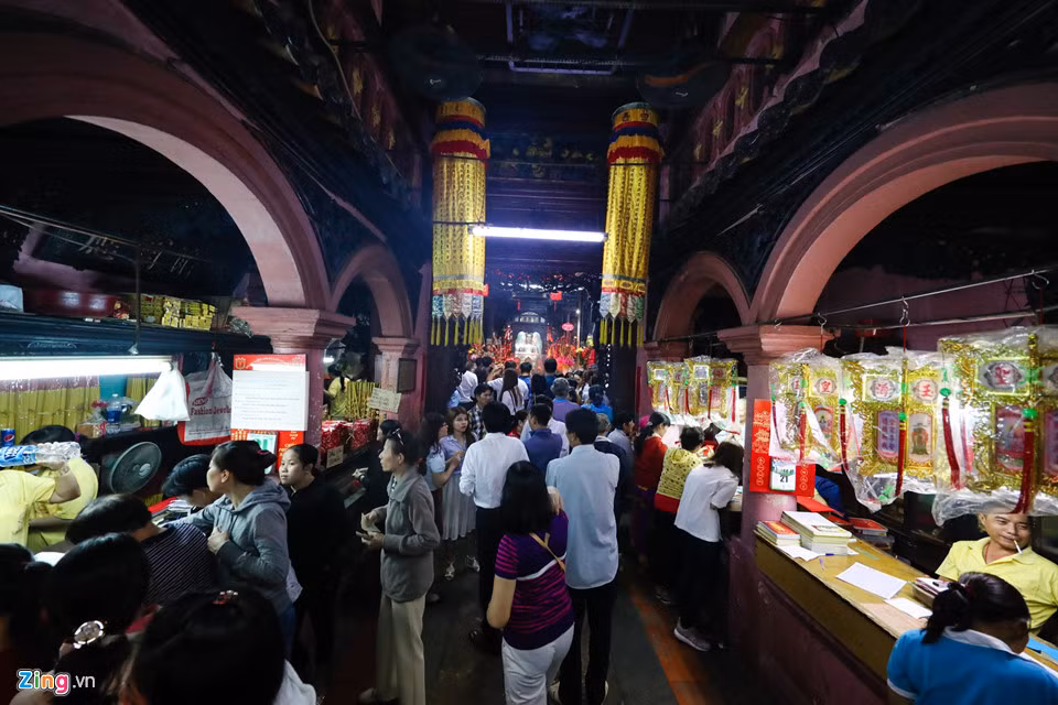 Vừa qua cửa chính vào điện Ngọc Hoàng là khu vực ghi lời cầu khấn, coi quẻ, coi tuổi. Tiếng tăm linh thiêng của ngôi chùa đã có hàng chục năm trước. Câu chuyện truyền kỳ hầu như ai cũng biết đó là: Có một phụ nữ luống tuổi, lấy chồng 18 năm không có con, tưởng đã vô vọng nhưng sau khi đến chùa khấn xin đã đạt được tâm nguyện.