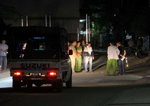 Lực lượng Công an khám nghiệm hiện trường nghi án cô gái trẻ bị đâm chết.