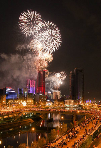 Những dịp bắn pháo hoa ở TP HCM, không chỉ người dân Thành phố mà sự kiện còn thu hút hàng trăm nghìn người từ các khu vực lân cận đổ về...