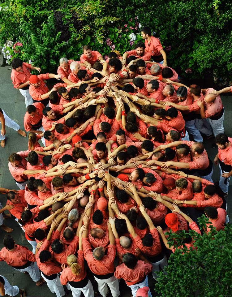 Sự kiện đã thu hút đông đảo người dân quanh khu vực tới xem và báo giới địa phương đưa tin.