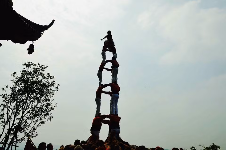 Điều đặc biệt hơn cả là tòa tháp người cao này chỉ mất khoảng ba phút rưỡi để hoàn thành. Tốc độ kinh người khiến đông đảo người chứng kiến không khỏi trầm trồ thán phục.