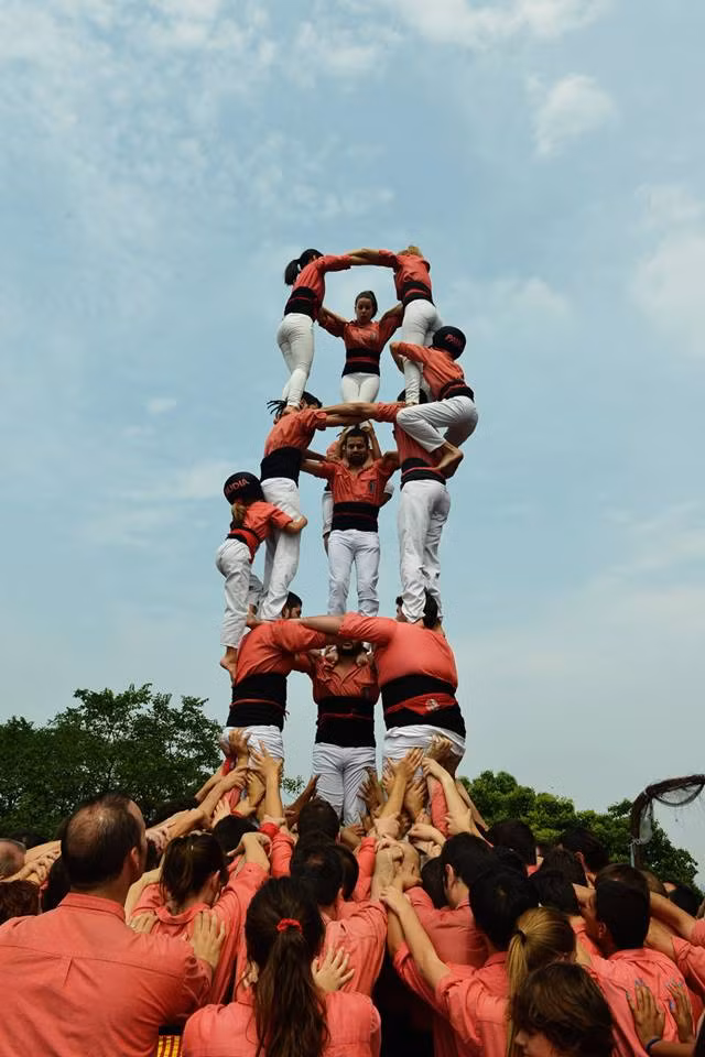 Tháp người, hay còn gọi là Concurs de Castells, là một trong những truyền thống văn hóa lâu đời của vùng Catalonia, Tây Ban Nha. Sức mạnh, sự cân bằng, lòng can đảm và tinh thần đồng đội là phương châm để xây dựng tháp người. Hiện nay, những người Tây Ban Nha mang tháp người đi khắp thế giới truyền bá nét văn hóa đặc trưng của họ.
