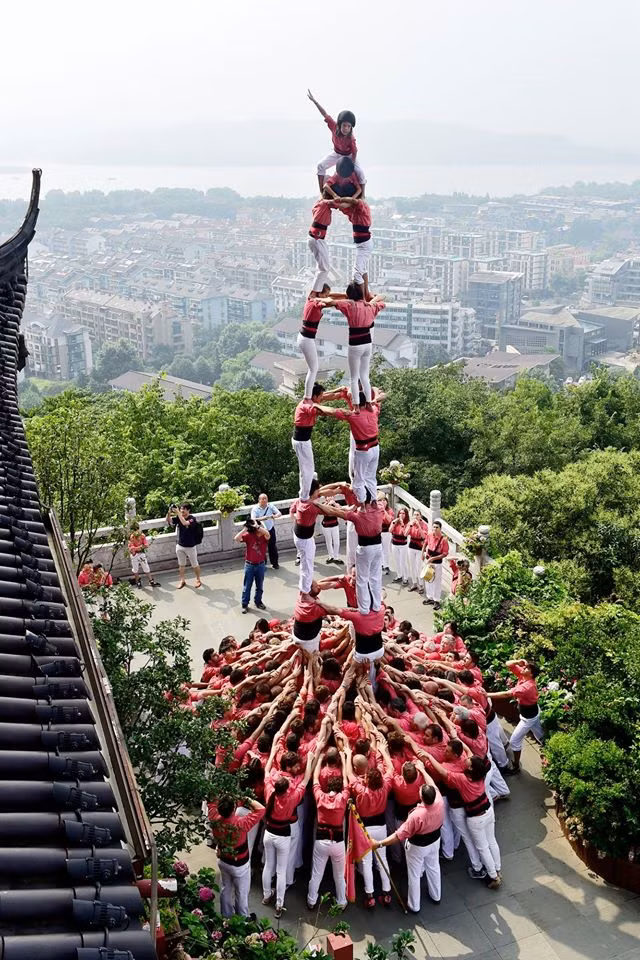 Vừa qua, 190 người Tây Ban Nha đã hoàn thành một tòa tháp người cao đến 8 tầng tại Hồ Tây, Hàng Châu, Trung Quốc. Kỷ lục vô cùng độc đáo này khiến ai cũng trầm trồ.