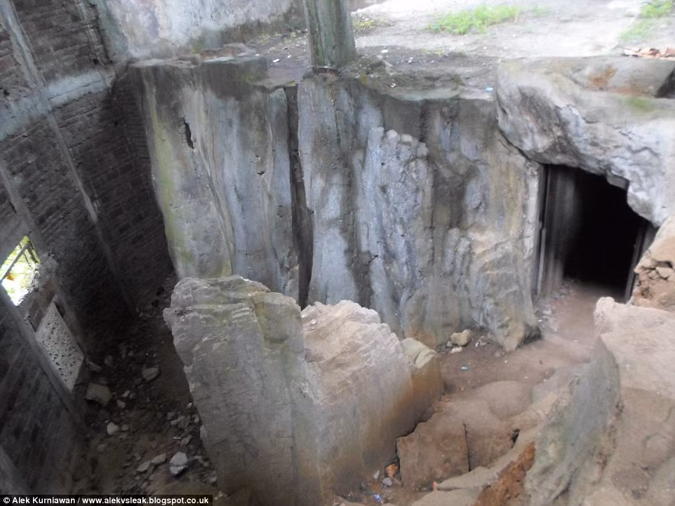 Những du khách đến đây cho biết nhà thờ này gồm 15 phòng, thậm chí một số phòng còn có cả giường.