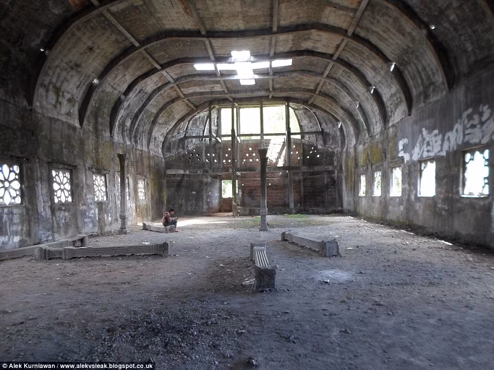 Mặc dù đã xây dựng gần như hoàn hảo phần khung, vỏ, tòa nhà không được hoàn thiện và bị bỏ hoang vì chi phí xây dựng quá cao, trở thành một địa điểm bí ẩn trong rừng, gây nhiều hứng thú khám phá cho những du khách tò mò.