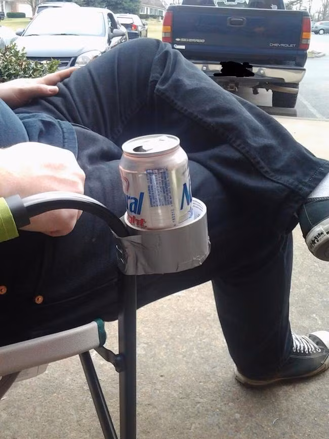 Lười đến nỗi không muốn cầm cốc uống nước liên tục, anh chàng này đã "sai khiến" ngay một cuộn băng dính thay mình làm điều đó.