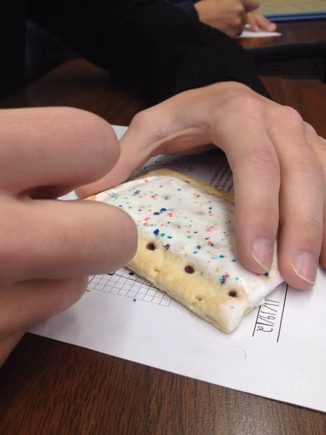 Quên không mang thước kẻ? Chẳng hề gì, cậu học sinh này sử dụng luôn chiếc bánh quy để làm điều đó một cách trơn tru.