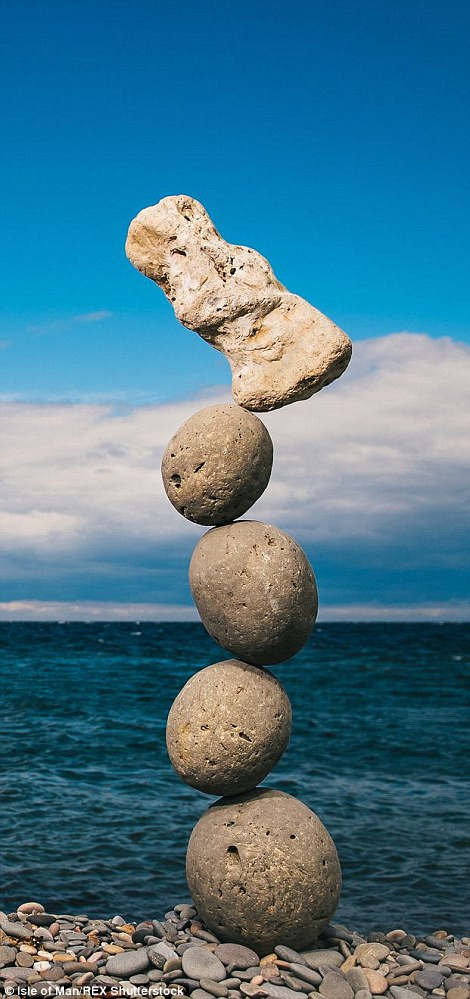 Mặc dù là bậc thầy về nghệ thuật xếp đá nhưng mỗi tác phẩm, Adrian Gray đều mất nhiều giờ đồng hồ để tìm điểm tiếp xúc hoàn mỹ nhất của những viên đá. Bên cạnh đó còn là sự khéo léo, cẩn thận, tỷ mỉ từng ly từng tý của người nghệ sĩ tài năng.