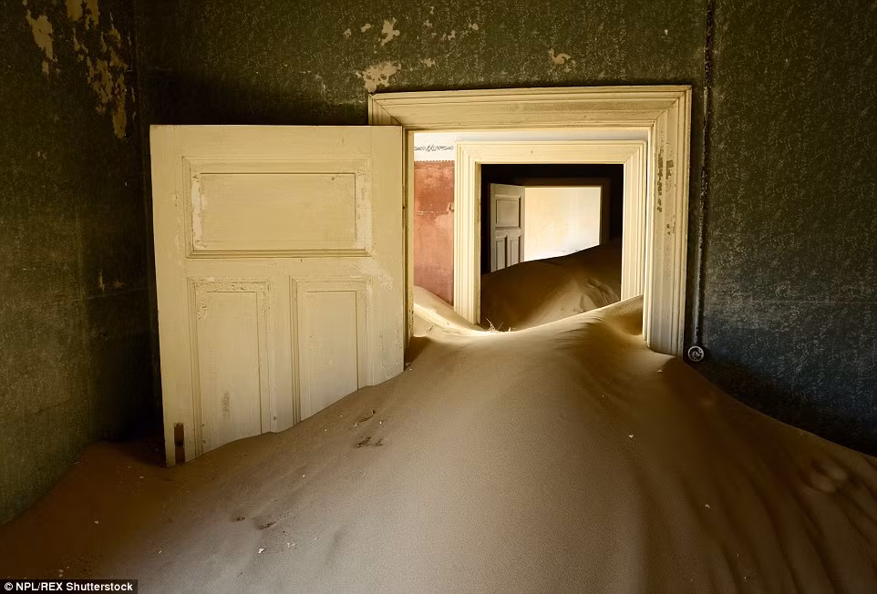 Những ngôi nhà ở sa mạc Namibia, nơi mà hàng trăm thợ mỏ Đức tìm vận may của họ ở đây hiện giờ bị bao phủ và chiếm lĩnh bởi cát.