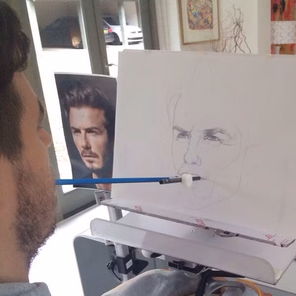 Có một thứ không thay đổi. Đó là tình yêu của người nghệ sĩ trẻ Henry Fraser dành cho nghệ thuật. Mặc dù anh không còn có thể di chuyển cánh tay hoặc bàn tay của mình nhưng anh đã tìm được một cách để tiếp tục làm những gì mình yêu thích nhất, đó là dùng miệng.