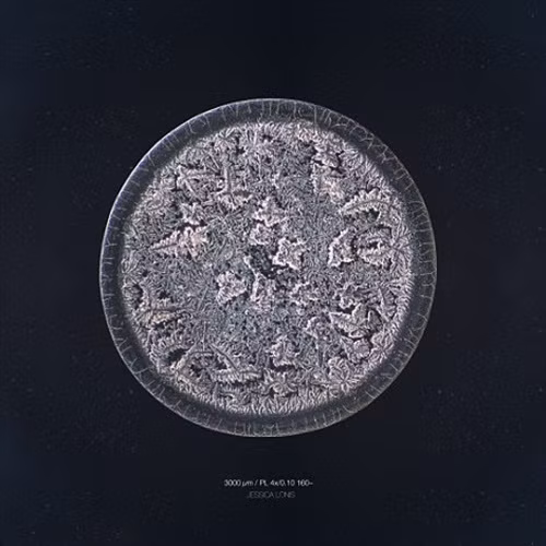 Giọt nước mắt khi khóc vì bị nhìn vào quạt liên tục.