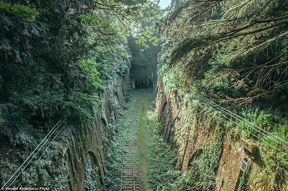 Tuyến đường sắt cổ Chemin de fer de Petite Ceinture, trước đây là trạm trung chuyển giữa các tuyến đường xe lửa chính ở thủ đô Paris. Được xây dựng từ năm 1852 và bị bỏ hoang từ năm 1934, tuyến đường sắt cổ tuyệt đẹp này là một kho tàng nghệ thuật của các nghệ sĩ xứ sở hoa lệ.