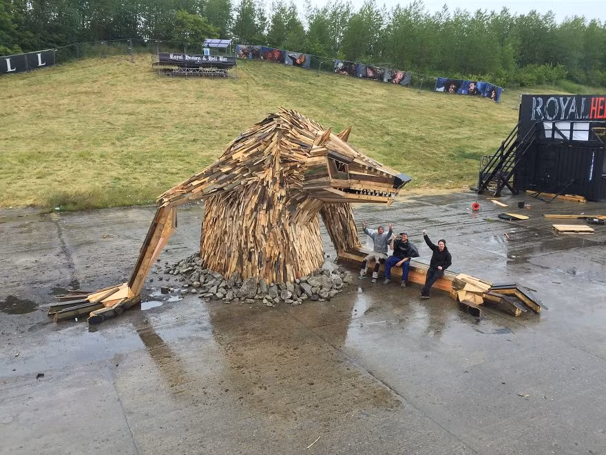 Thomas Dambo là một nghệ sĩ trẻ người Đan Mạch, không giống những nghệ sĩ khác cần những nguyên vật liệu đắt tiền, quý hiếm để sáng tạo nghệ thuật, Thomas có thể làm nên những tác phẩm nghệ thuật từ phế liệu đẹp đáng kinh ngạc.