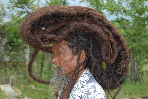 Chắc hẳn người đàn ông này sẽ không bao giờ gội đầu trong suốt cuộc đời mình với bộ tóc kỳ dị, gấp cuộn như xấp vải nặng nề siêu dị.