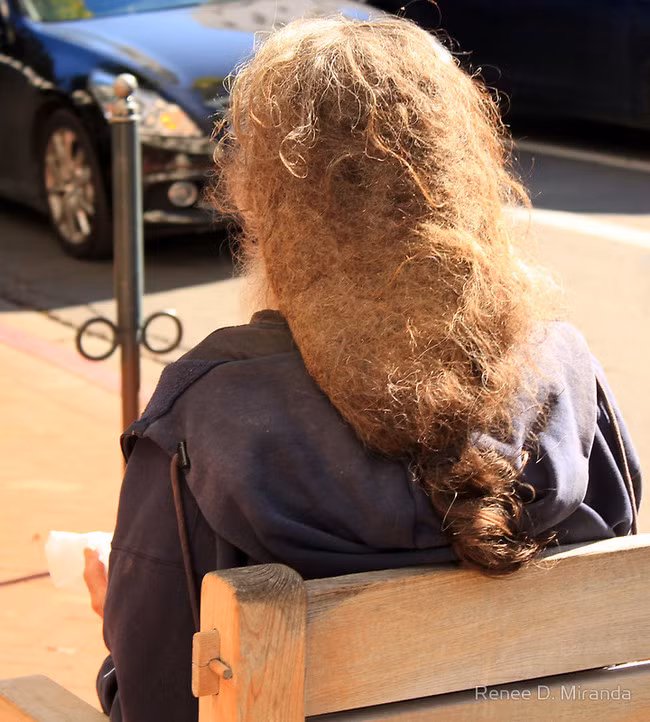 Hãy thử tưởng tượng vào một trưa hè nắng nóng, cái "tổ quạ" này sẽ khiến phát ngốt và ngứa điên đầu.