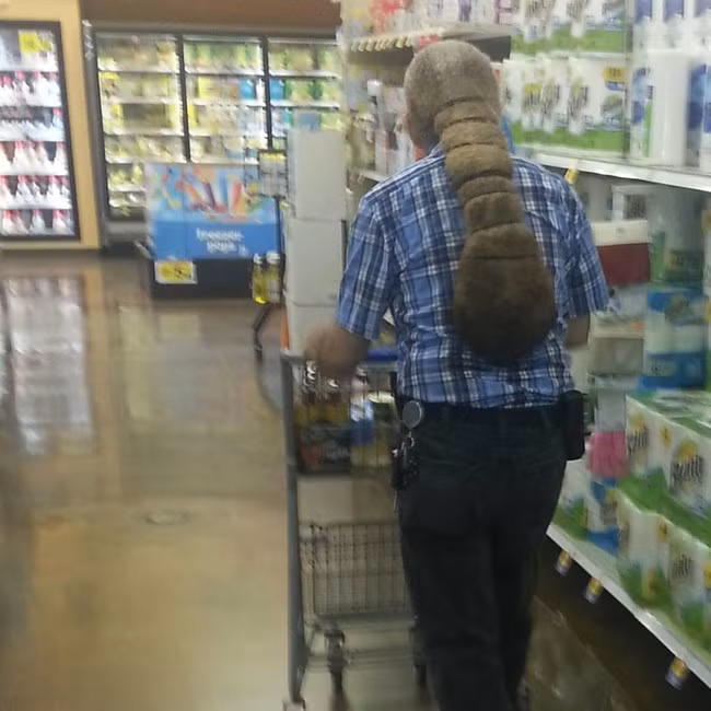 Mặc dù đã buộc khúc cho ra dáng gọn gàng nhưng bộ tóc bết dính và dày khủng khiếp của dị nhân này khiến ai nhìn vào cũng phải lắc đầu.