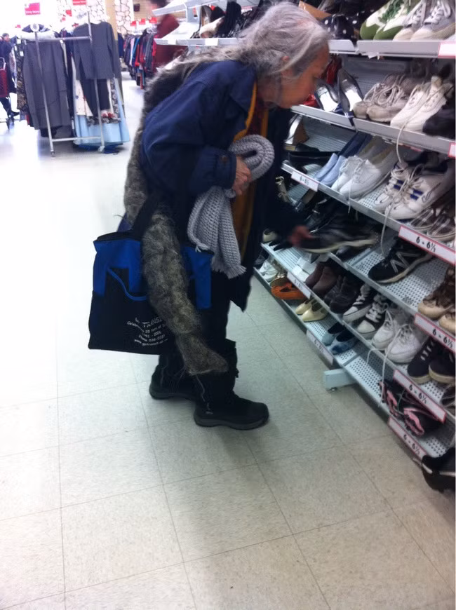 Bộ tóc của cụ bà này thì dài đúng bằng chiều cao của cụ. Nhiều người thắc mắc với bộ tóc nặng nề được bện chặt như thế này mà bà cụ vẫn có thể bình thản đi lại nhanh nhẹn.