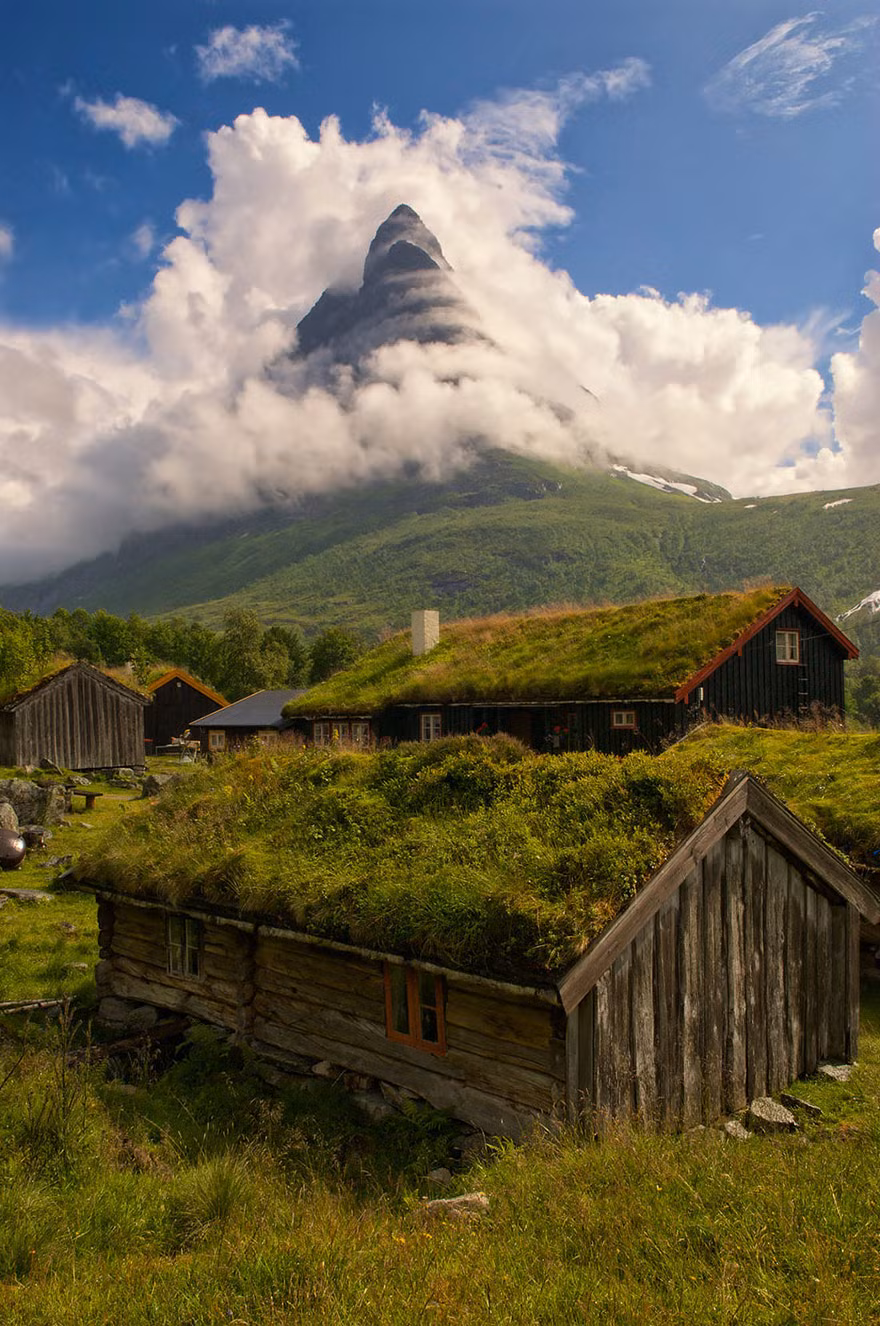 Làng Renndølsetra hay còn gọi là ngôi làng xanh, nơi những ngôi nhà gỗ rêu phong tuyệt đẹp nép mình dưới chân núi vờn mây bồng bềnh.