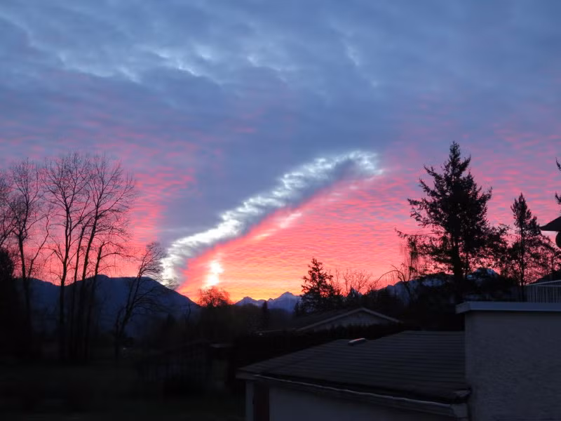 Đám mây kỳ lạ này hình thành và phát triển rộng khắp bầu trời Melbourne, Australia. Hiện tượng thời tiết quái dị nhưng cũng tuyệt đẹp này đã từng gây xôn xao dư luận với những phỏng đoán và giả thuyết siêu nhiên.