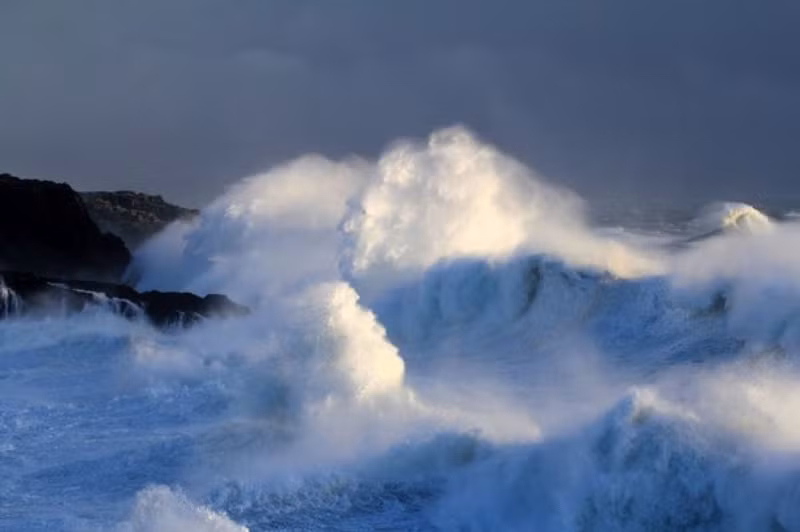 Trong thời điểm nước Anh có những cơn bão lớn gây ra những cột sóng cao ngất, rất nhiều người tuyên bố đã nhìn thấy khuôn mặt của Chúa ẩn hiện trong sóng.