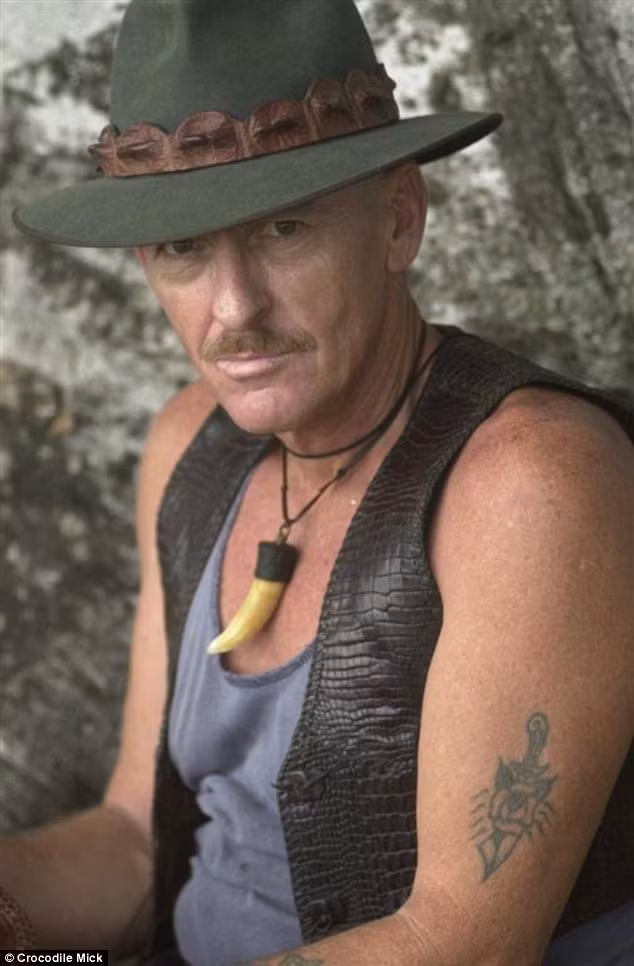 Theo Mick, có thể sử dụng bốn phương pháp để bắt những con quái vật này là dùng lao móc, súng, lưỡi câu và bẫy. Tuy nhiên kỹ thuật mà Mick yêu thích nhất là dùng lao móc một cách thủ công, hơn nữa kỹ thuật này thể hiện sức mạnh của người thợ săn đồng thời tăng kích thích hơn. Mick cho biết thường giả giọng để gọi những con cá sấu lại bằng cách giả tiếng cá sấu con gặp nạn.