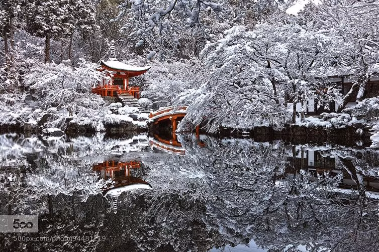 Một ngôi chùa tĩnh lặng ở Kyoto, Nhật Bản trong mùa tuyết rơi.