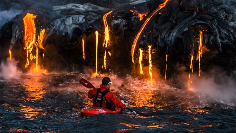 Chèo thuyền mạo hiểm gần động dung nham ở Hawaii.