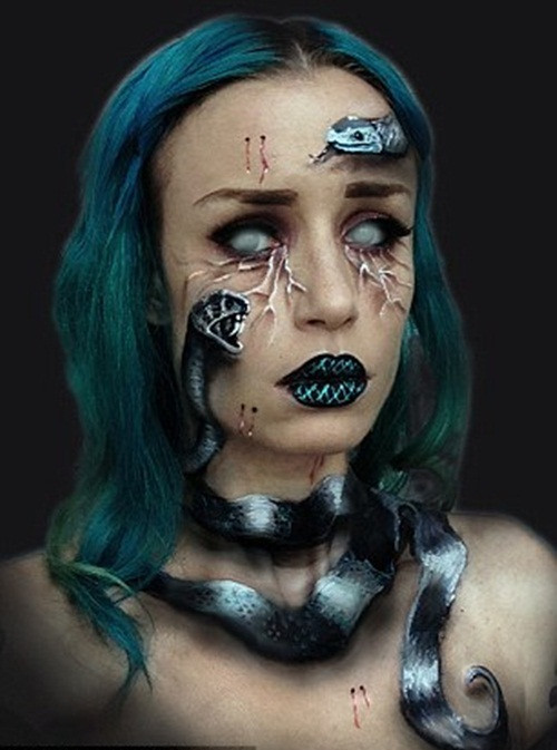 Emily rất thích hóa trang thành những nhân vật quái vật ghê rợn, bởi những nhân vật này gây cảm hứng cho cô nàng, thách thức giới hạn nghệ thuật. Trong hình ảnh Emily đang hóa thân thành quái vật đầu rắn Medusa.