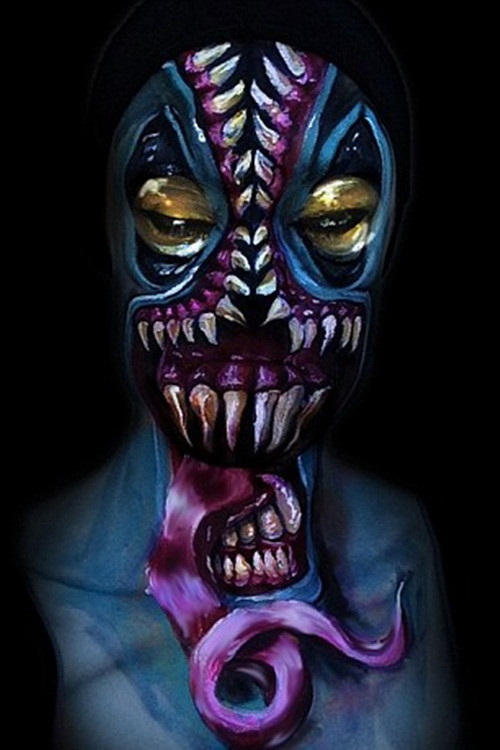 Bạn trai của cô nàng không thích nhìn cô với khuôn mặt hóa trang rùng rợn như thế này và anh ta từ chối hôn Emily khi cô đang ở phiên bản quái vật.