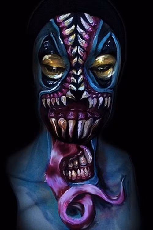 Bạn trai của cô nàng không thích nhìn cô với khuôn mặt hóa trang rùng rợn như thế này và anh ta từ chối hôn Emily khi cô đang ở phiên bản quái vật.