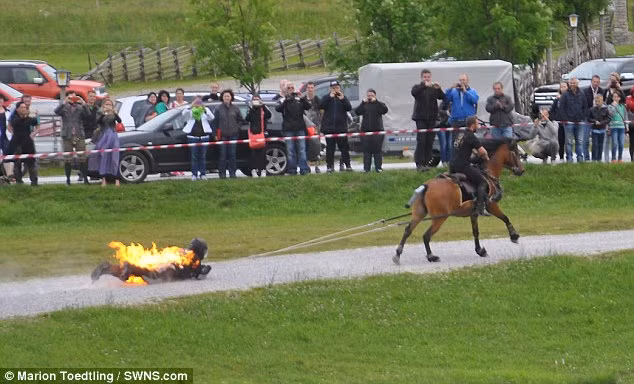 Joe Toedtling đã chính thức phá vỡ kỷ lục bị ngựa kéo lê trong khi đang tự thiêu ở mốc 500m, vượt qua kỷ lục cũ 470m.