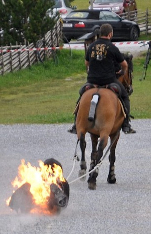 Để thực hiện kỷ lục mạo hiểm này, Joe đã phải mặc rất nhiều lớp quần áo để bảo vệ vùng bụng, sử dụng một loại gel làm mát đặc biệt, ống chân và khuỷu tay được bọc bởi một tấm lót kim loại.