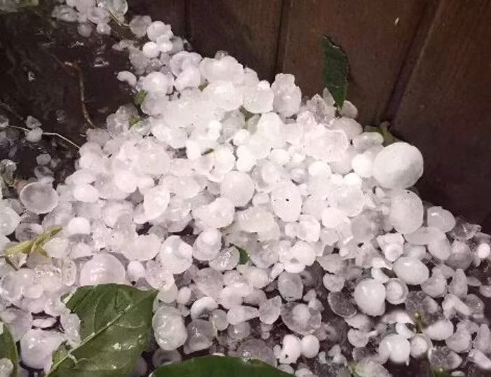 Mưa đá diễn ra trên diện rộng, mưa dày đặc, hàng trăm ngàn viên đá lạnh buốt từ trên trời thi nhau rơi xuống, đập vỡ cửa kính nhiều ngôi nhà, làm méo mó, biến dạng xe cộ, phương tiện, công cụ để ngoài trời. Nghiêm trọng hơn, mưa đá phá hủy mùa màng, làm dập nát hoa màu.