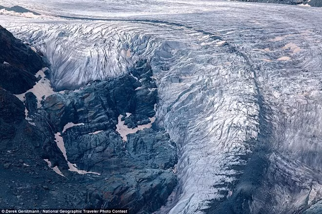 Vẻ đẹp tuyệt mỹ ở đỉnh Gorner Glacier, thị trấn Zermatt, Thụy Sĩ. Ánh nắng mặt trời gây ra bức xạ nhiệt ấm áp khiến tảo phát triển trong tuyết, tạo ra màu hồng nhạt ở lưng chừng núi khiến nơi đây mang một vẻ đẹp diệu kỳ.