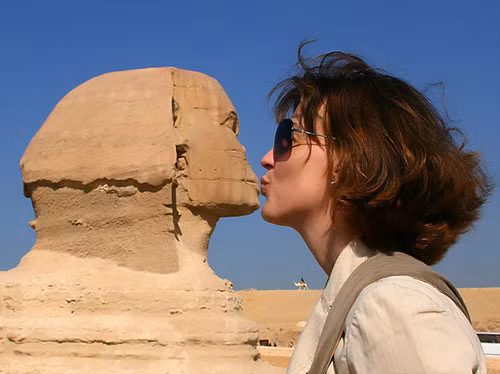 Nụ hôn lãng mạn với nhân sư thông thái.