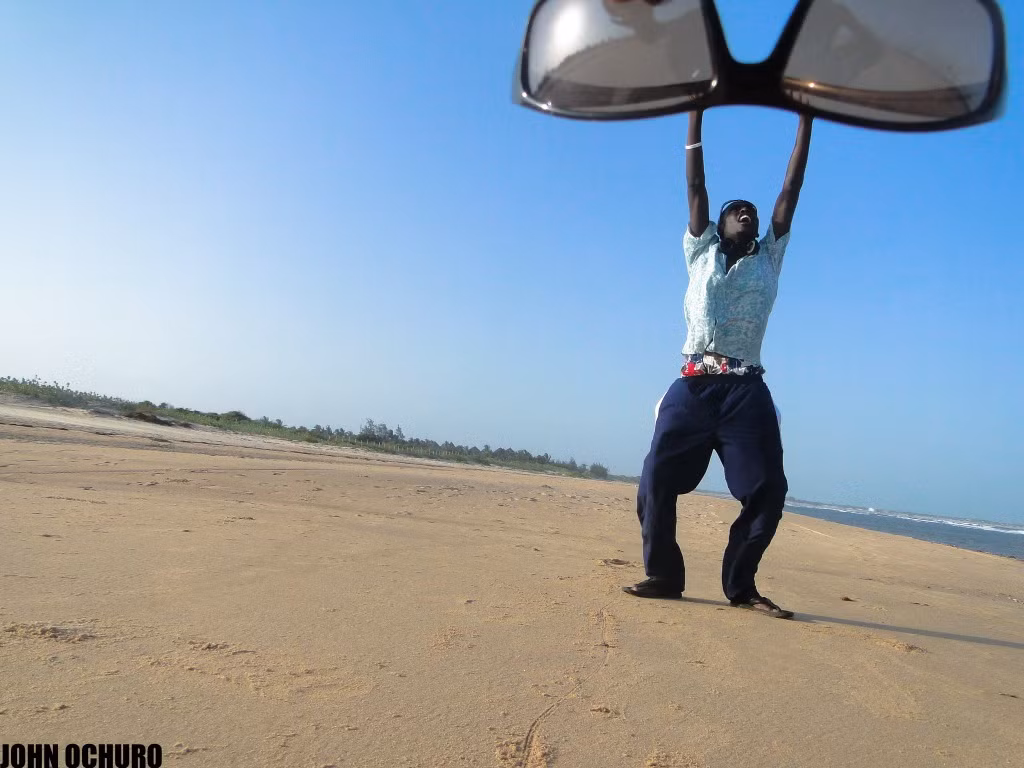 Hãy xem tôi tìm được gì này! Một chiếc kính của người khổng lồ!