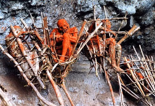 Ở Papua New Guinea, có một niềm tin mạnh mẽ của bộ lạc người cho rằng hút mỡ và xông khói người chết là một cách để chữa trị và sẽ chữa lành tâm hồn của họ. Chính tập tục ghê rợn này đã khiến cho nơi đây trở thành một trong những địa điểm hãi hùng nhất thế giới.