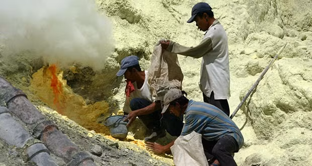 Mỏ lưu huỳnh ở núi lửa Kawah Ijen, Indonesia. Kawah ijen là một ngọn núi lửa đang hoạt động ở Indonesia nhưng rất nhiều người vẫn mạo hiểm tới đây để khai thác lưu huỳnh. Những người thợ mỏ làm tất cả, đánh cược mạng sống của mình để khai thác lưu huỳnh mà không dùng bất kỳ mặt nạ hoặc thiết bị bảo hộ lao động nào.